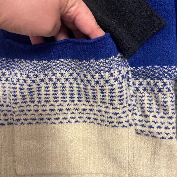 Size XL max studio long cardigan
71% acrylic 25% nylon  4% spandex 

#2 - Picture 3 of 4